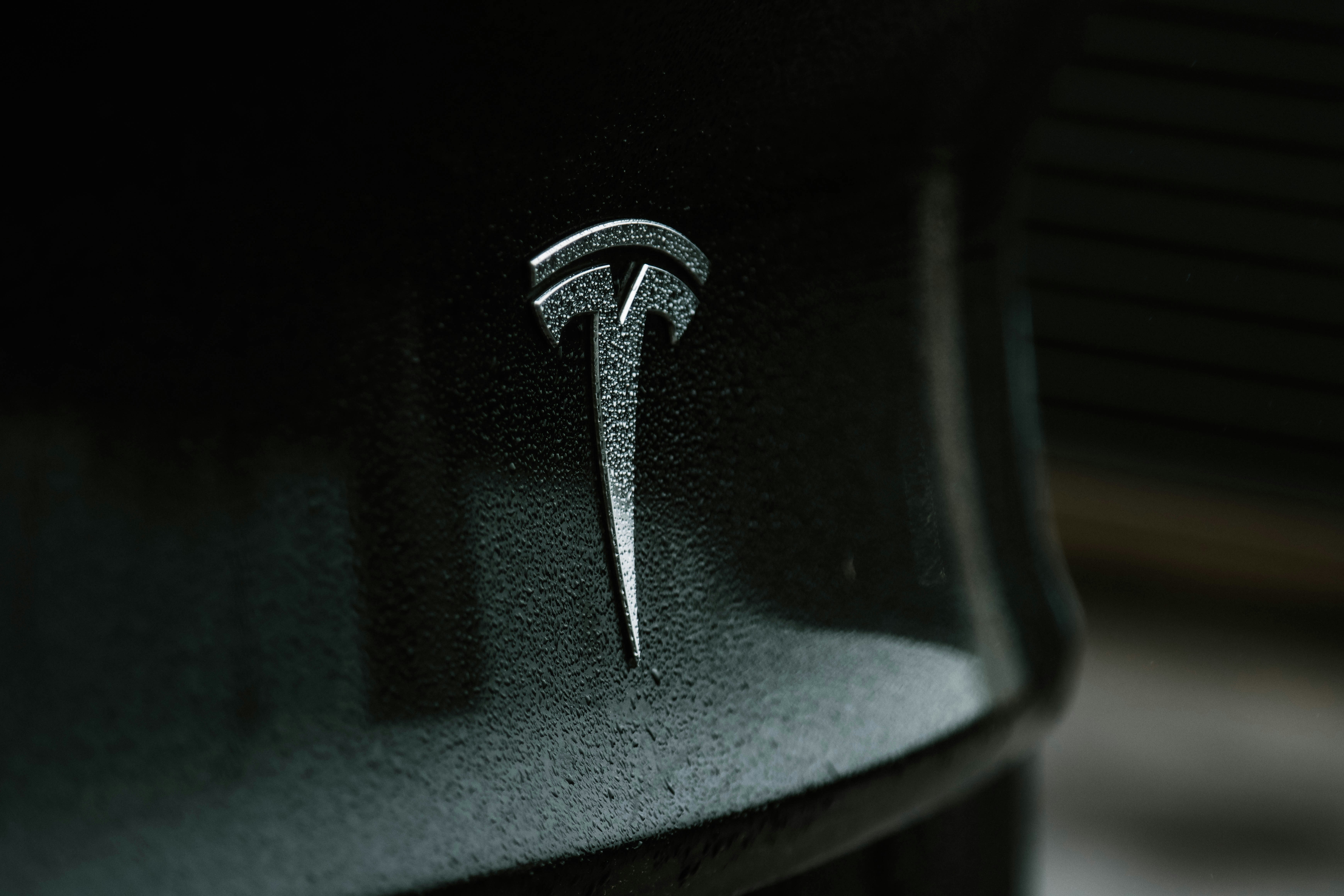 Valoración Tesla en un vehículo eléctrico, representando la marca y el negocio de la compañía