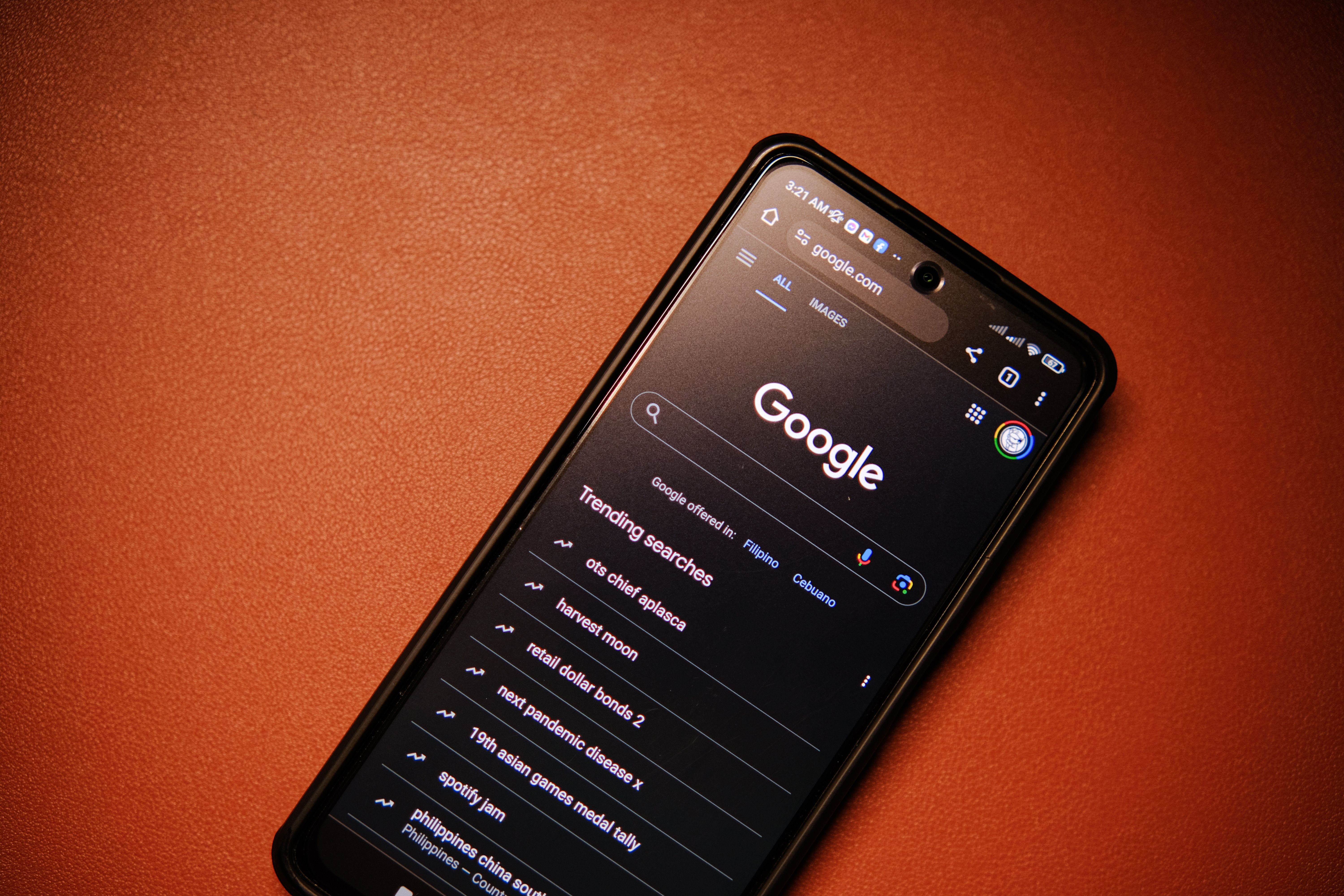 Teléfono móvil mostrando el buscador de Google, representando su negocio de búsqueda e Google IA