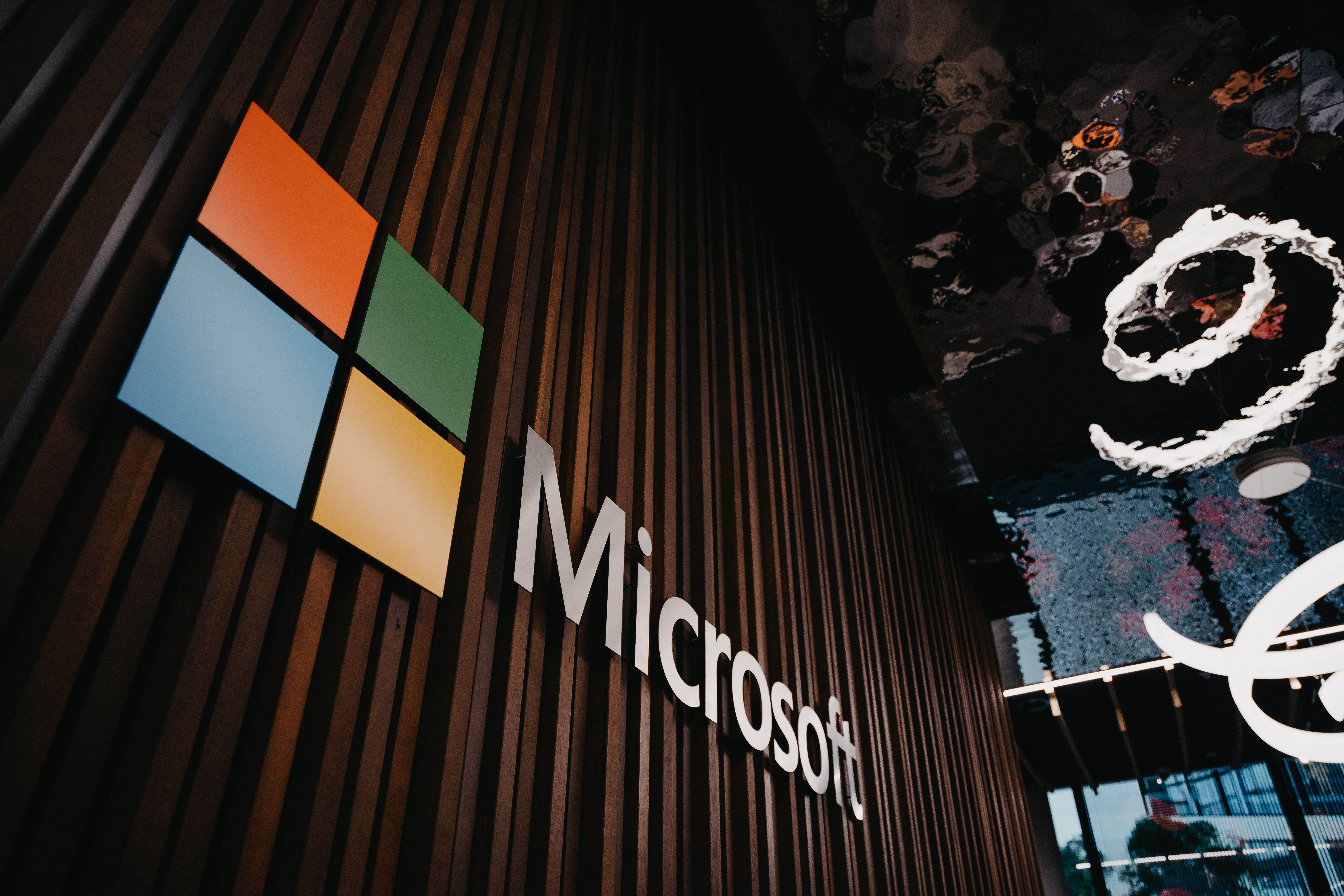 Logotipo de Microsoft PER en sus oficinas, representando el negocio de software, nube e inteligencia artificial