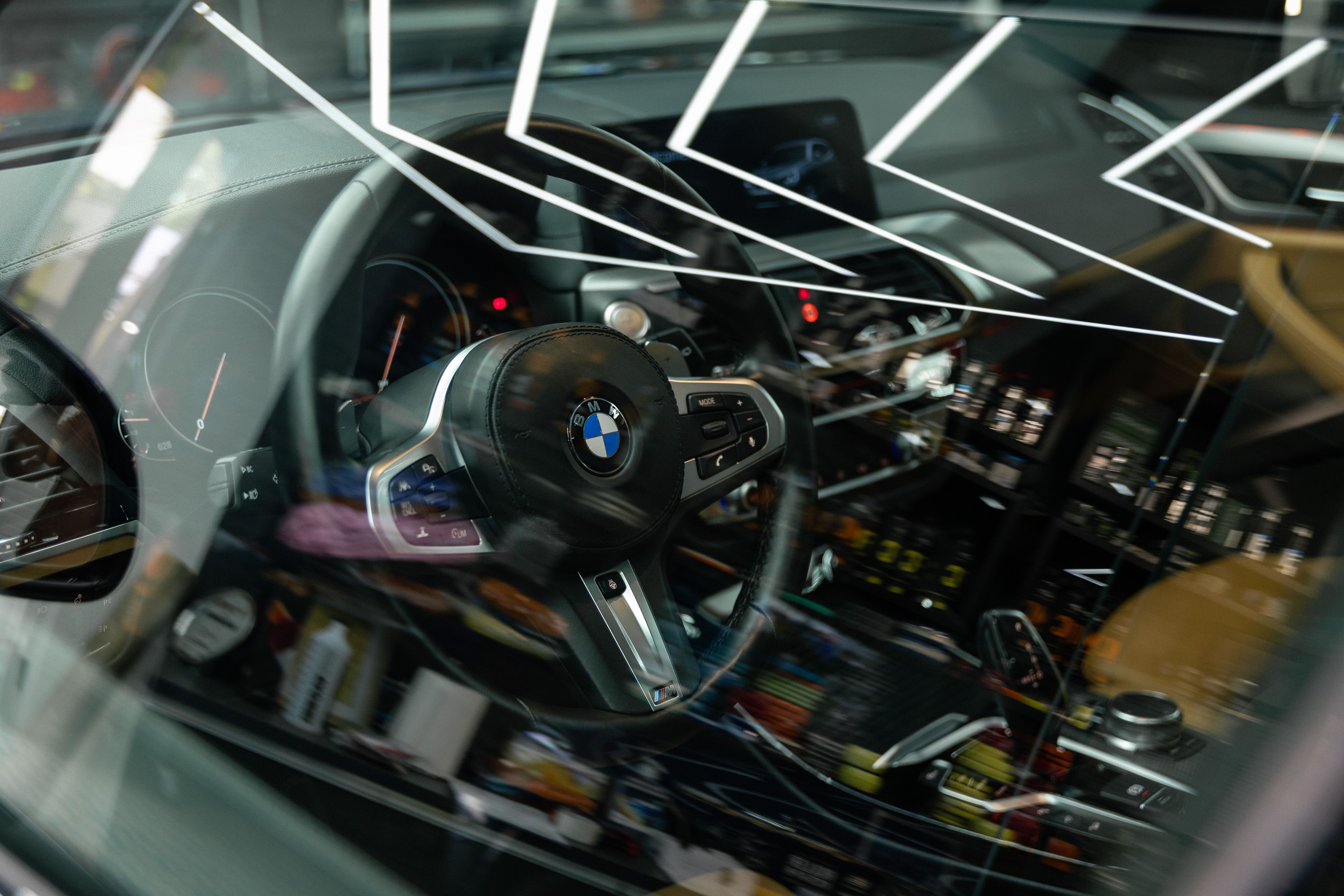 Acciones BMW con el volante y el cuadro de mandos, representando el diseño y la ingeniería de la compañía automovilística.