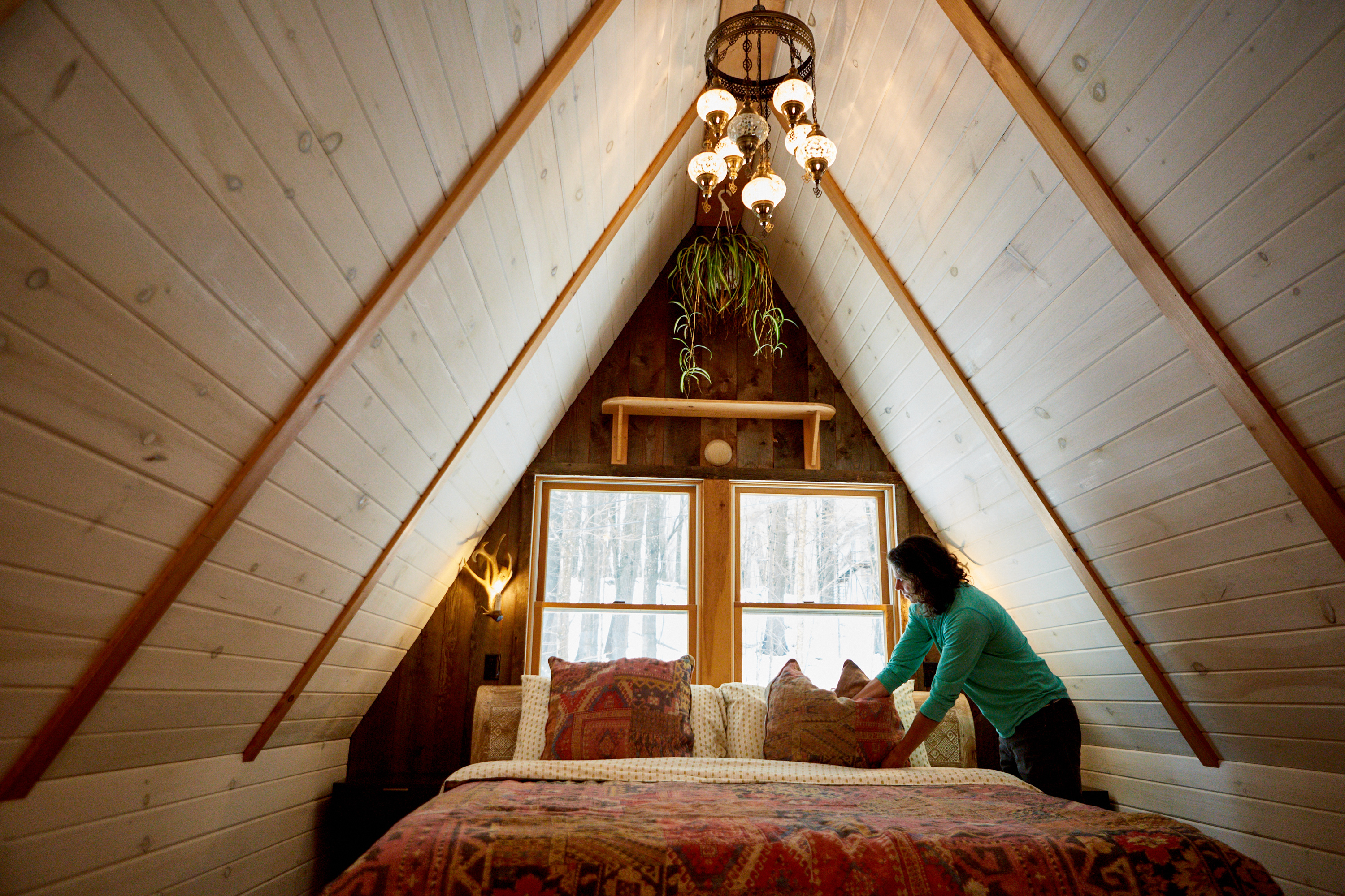 Alojamiento Acciones Airbnb en una cabaña con anfitriona preparando la habitación