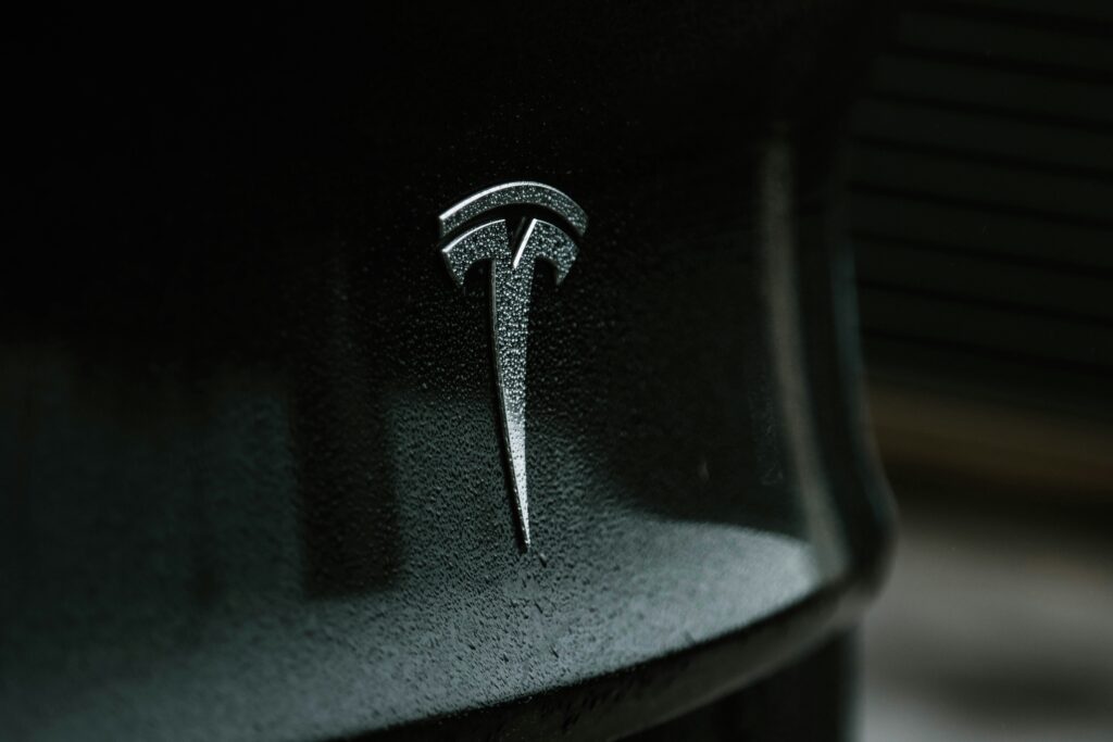 Valoración Tesla en un vehículo eléctrico, representando la marca y el negocio de la compañía