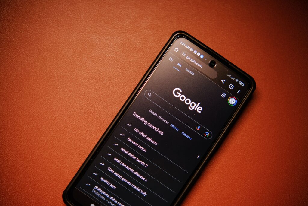 Teléfono móvil mostrando el buscador de Google, representando su negocio de búsqueda e Google IA