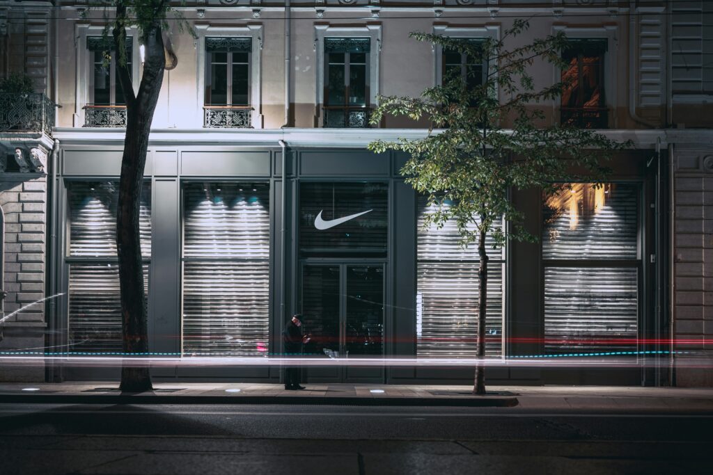 Tienda de acciones Nike con el logotipo de la marca en una calle comercial