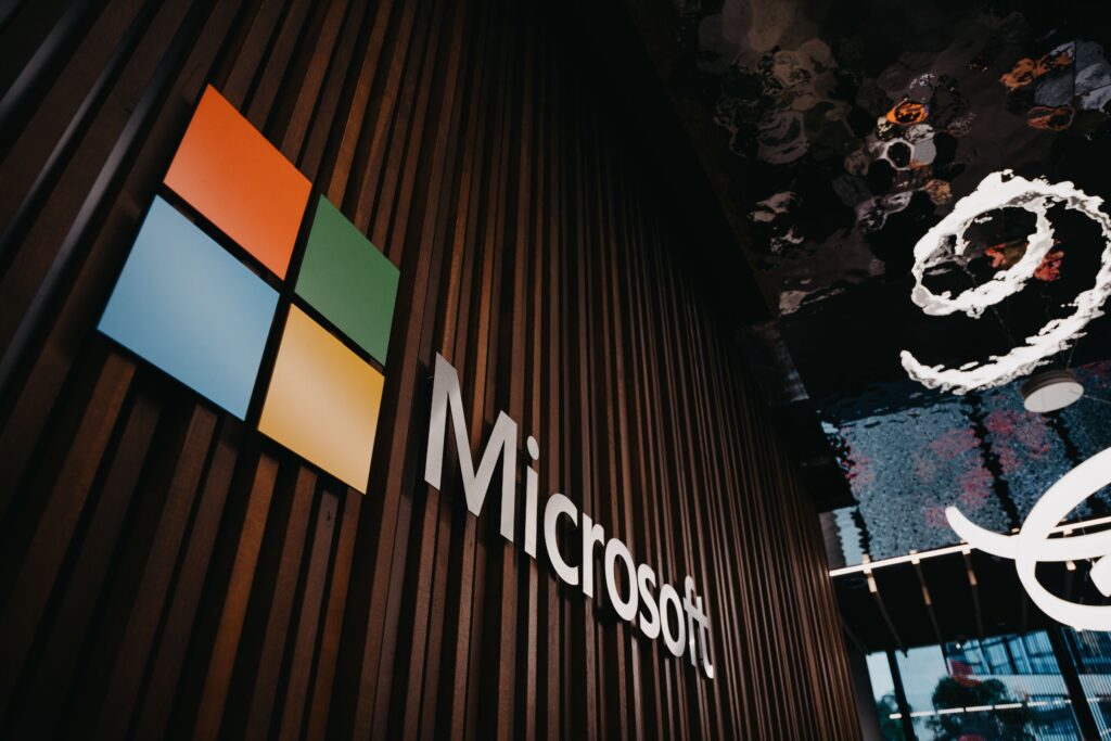 Logotipo de Microsoft PER en sus oficinas, representando el negocio de software, nube e inteligencia artificial