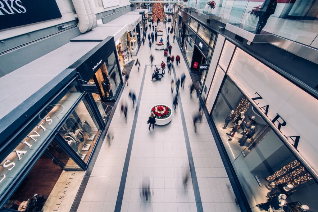 Centro comercial con tiendas de moda que representa el negocio minorista de resultados Inditex