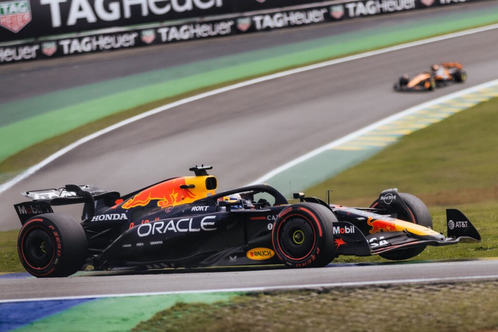 Monoplaza de Oracle IA Red Bull Racing durante una carrera de Fórmula 1