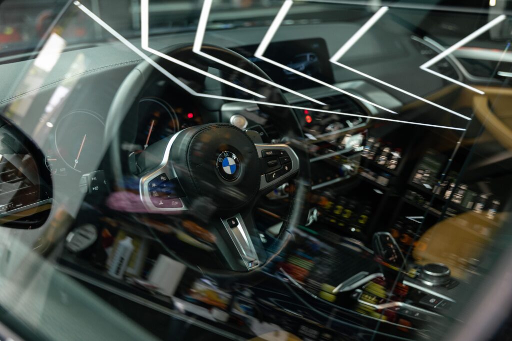 Acciones BMW con el volante y el cuadro de mandos, representando el diseño y la ingeniería de la compañía automovilística.