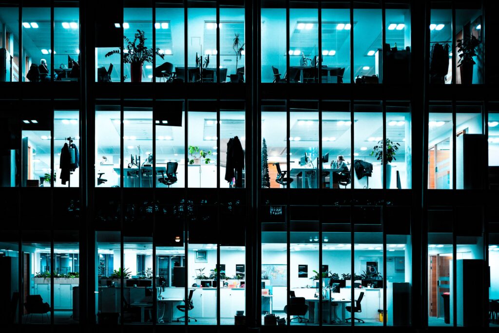 Oficinas corporativas de acciones Accenture durante la jornada laboral