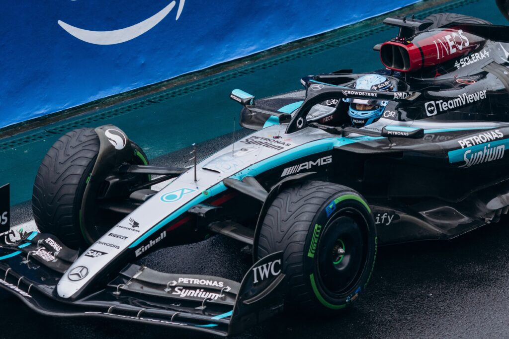 Monoplaza de Mercedes-AMG Petronas con el logotipo de acciones SAP