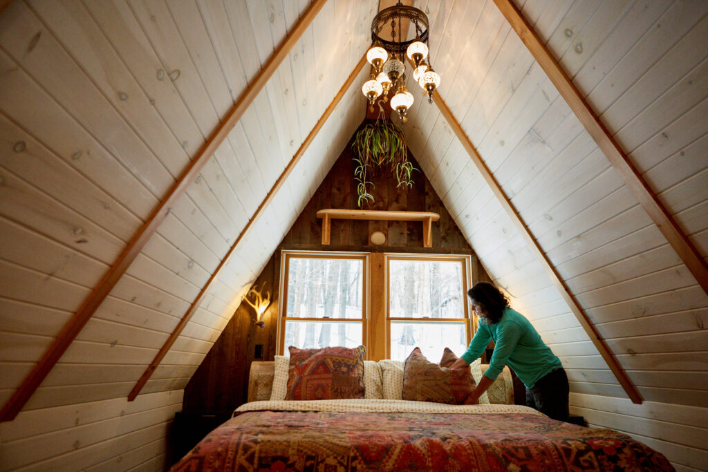 Alojamiento Acciones Airbnb en una cabaña con anfitriona preparando la habitación