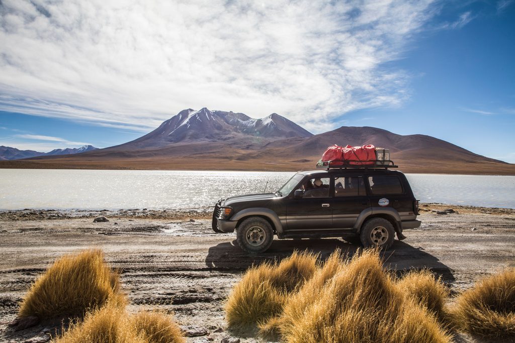 Vehículo 4x4 recorriendo un paisaje de montaña, representando los viajes de aventura y experiencias a medida de Pangea Travel