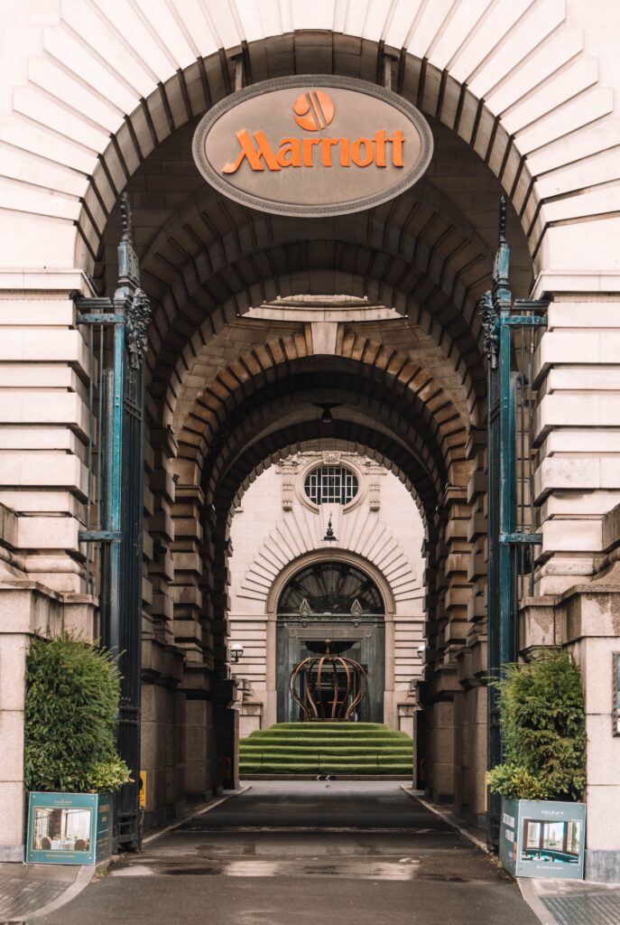 Entrada principal de un hotel acciones Marriott International, representando el negocio hotelero y la experiencia del cliente.