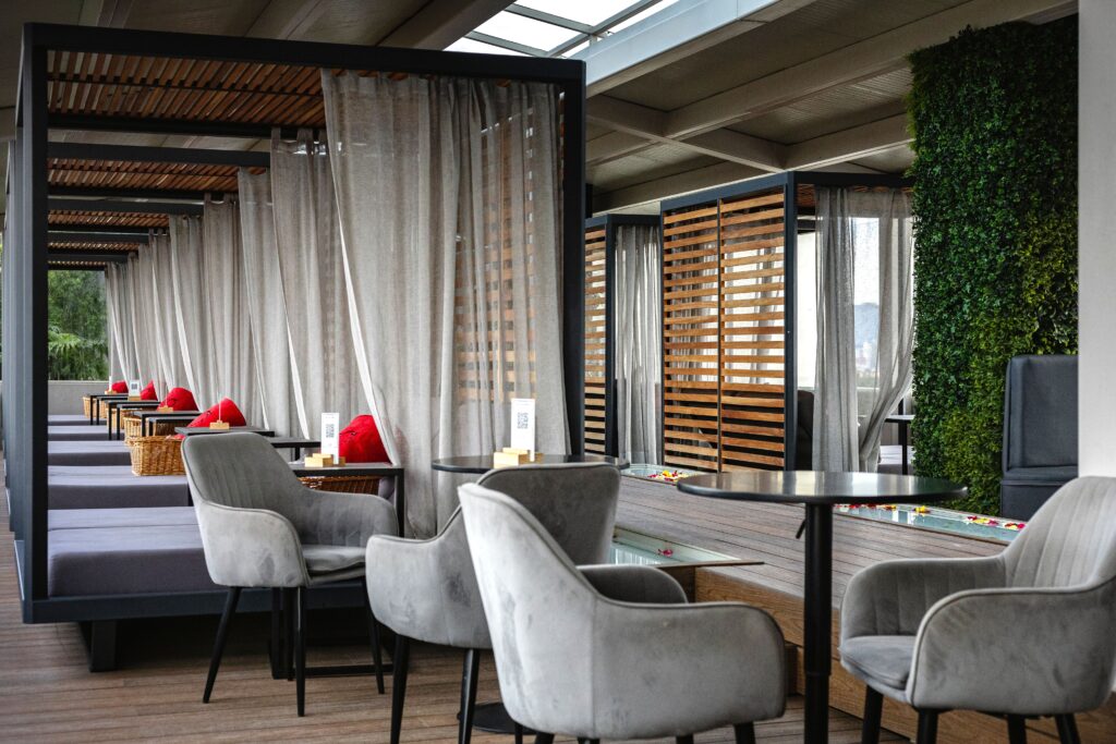 Club privado de estilo premium con zona lounge, representando exclusividad y pertenencia en el universo NUBA Club.